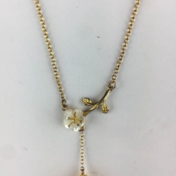 Beautiful Faux Amber with Pearl Flower necklace - Picture 4 of 8